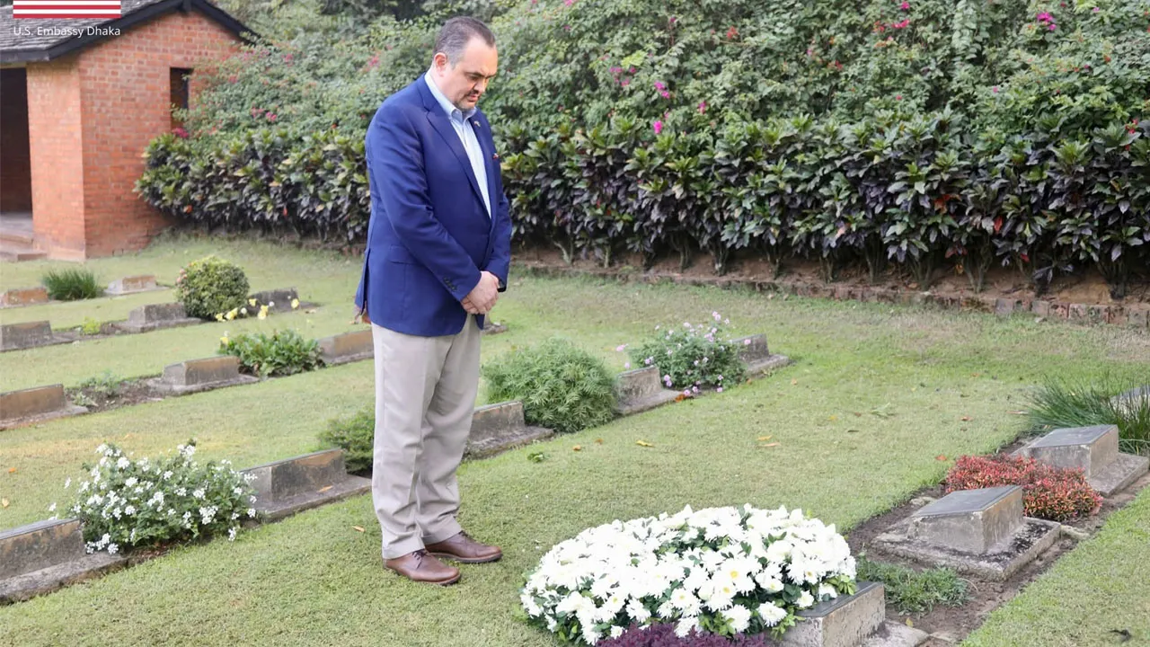 চট্টগ্রামে বিশ্বযুদ্ধ সমাধিতে শ্রদ্ধা জানান মার্কিন রাষ্ট্রদূত