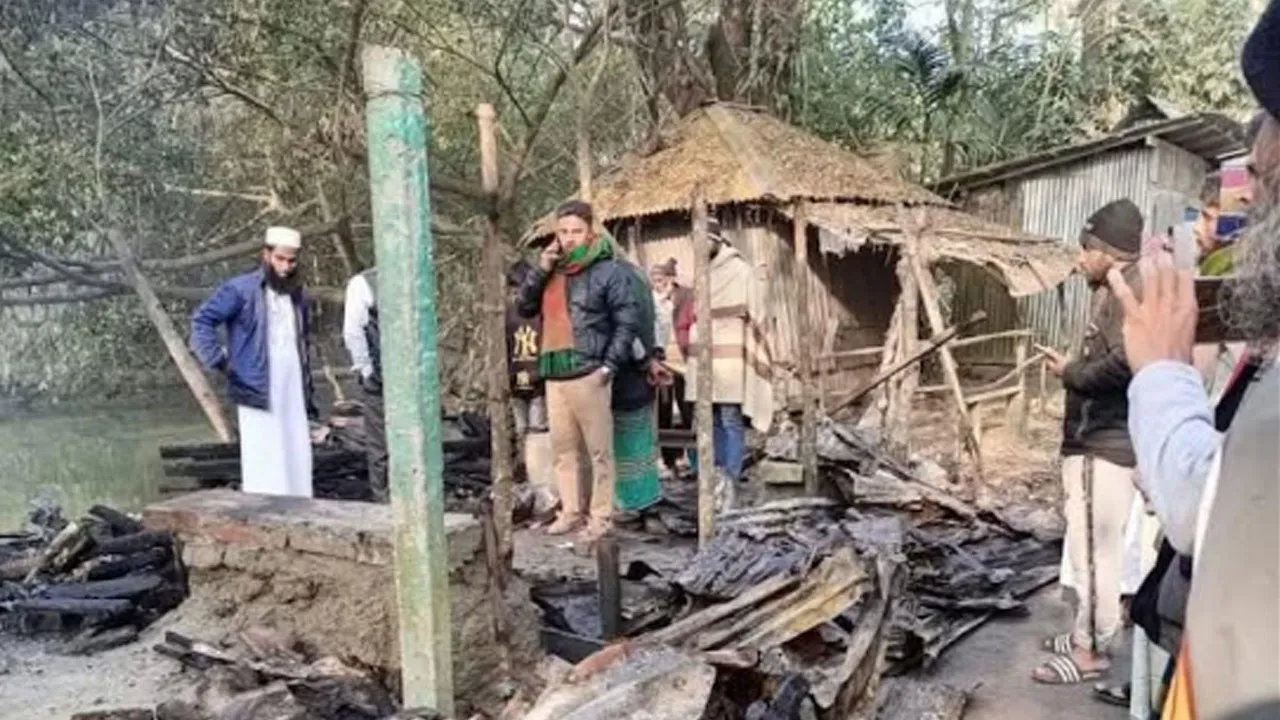 ঝালকাঠিতে জামায়াত কর্মীদের দোকানে আগুন