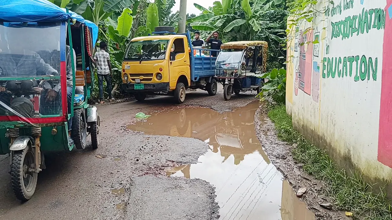 বেহাল ৫ কিলোমিটার সড়ক, চলাচলে সীমাহীন ভোগান্তি