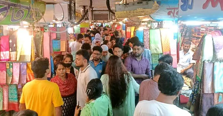 শারদীয় পূজার কেনাকাটায় শাড়ির চাহিদা শীর্ষে, দাম বাড়ার কারণে বাড়ছে ভোগান্তি