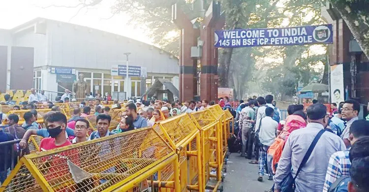 দুর্গাপূজা উপলক্ষে স্থলবন্দরে ভারতগামী যাত্রীদের ভিড়