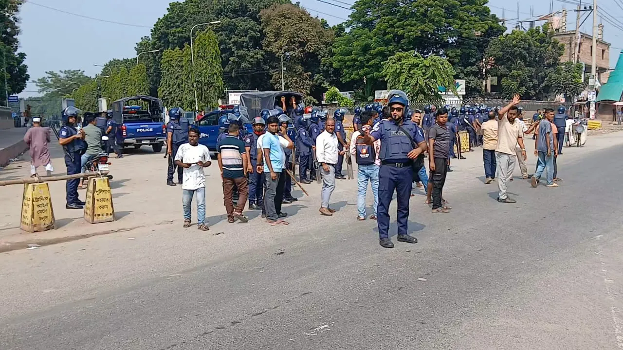 কারখানা বন্ধে উত্তরা ইপিজেডে শ্রমিকবিক্ষোভ