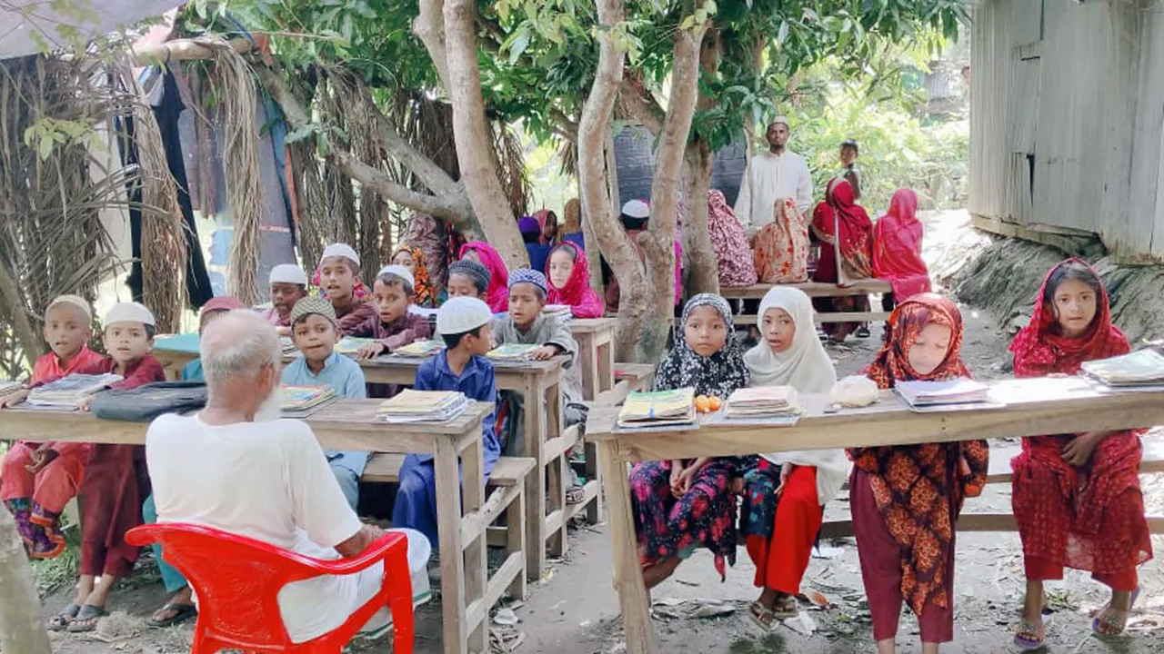 ভাঙনে নিঃস্ব মাদরাসা, শিক্ষার আশ্রয় এখন গাছের ছায়ায়