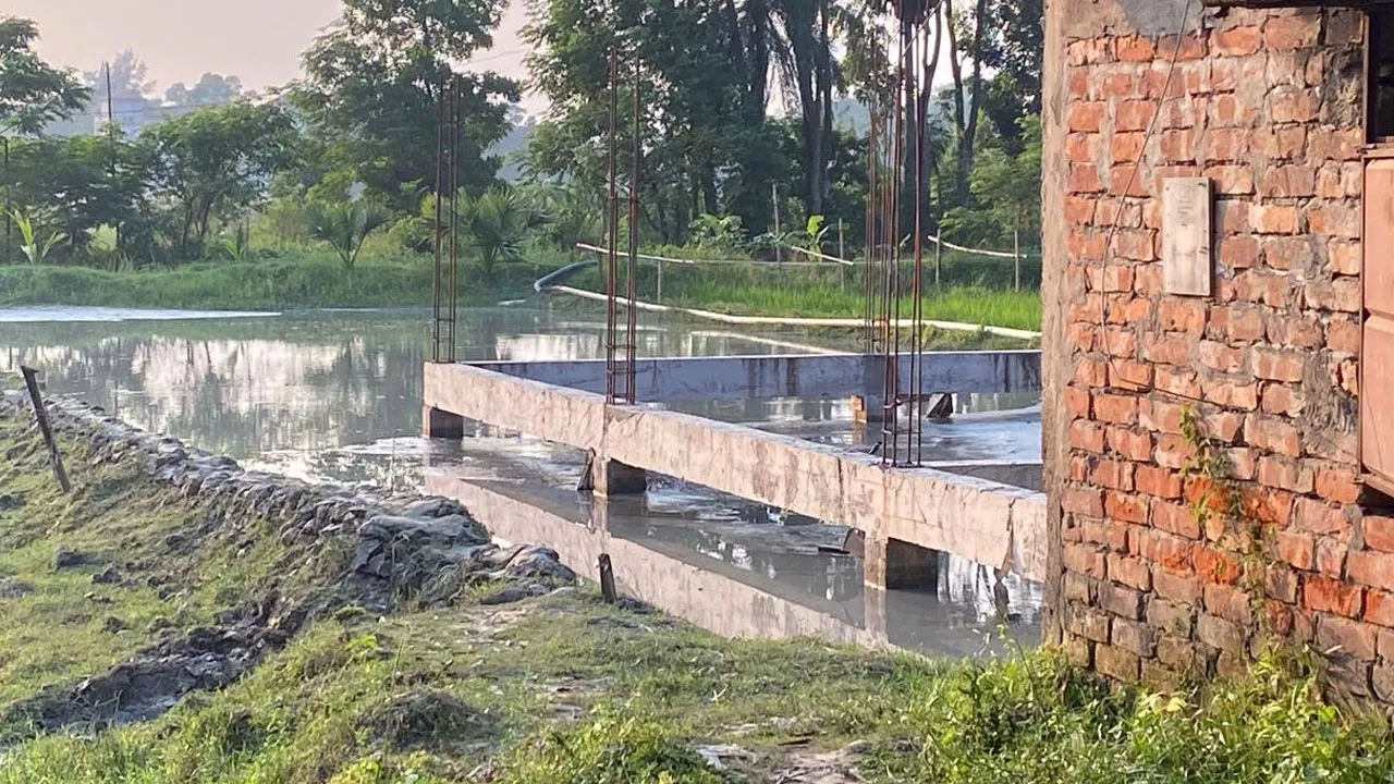 সেনবাগে বিএনপি নেতার বালু উত্তোলন পালানো
