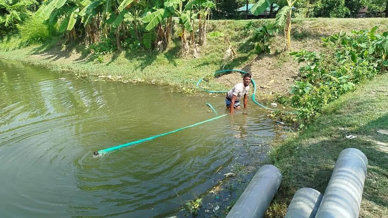 বেড়িবাঁধ কেটে পাইপ বসানোর চেষ্টা