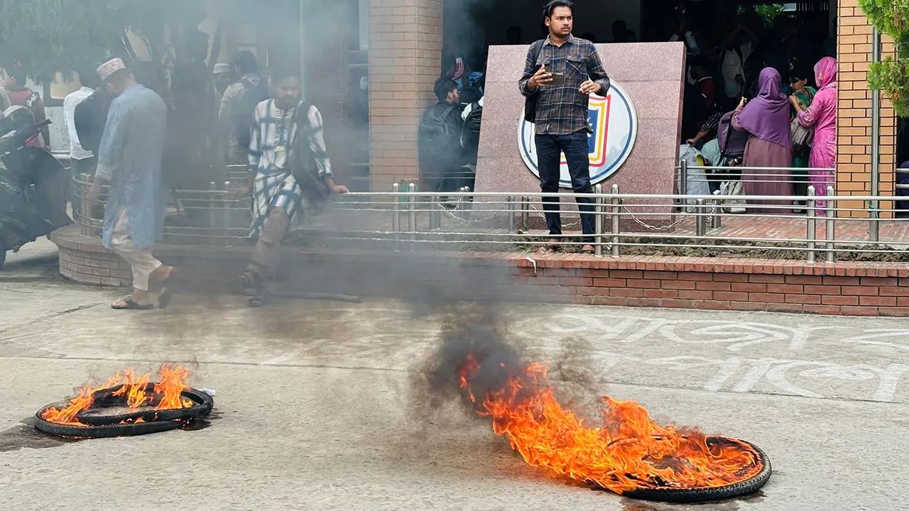 রাবিতে সায়মার মৃত্যু: তদন্ত রিপোর্ট না পেয়ে শিক্ষার্থীদের বিক্ষোভ