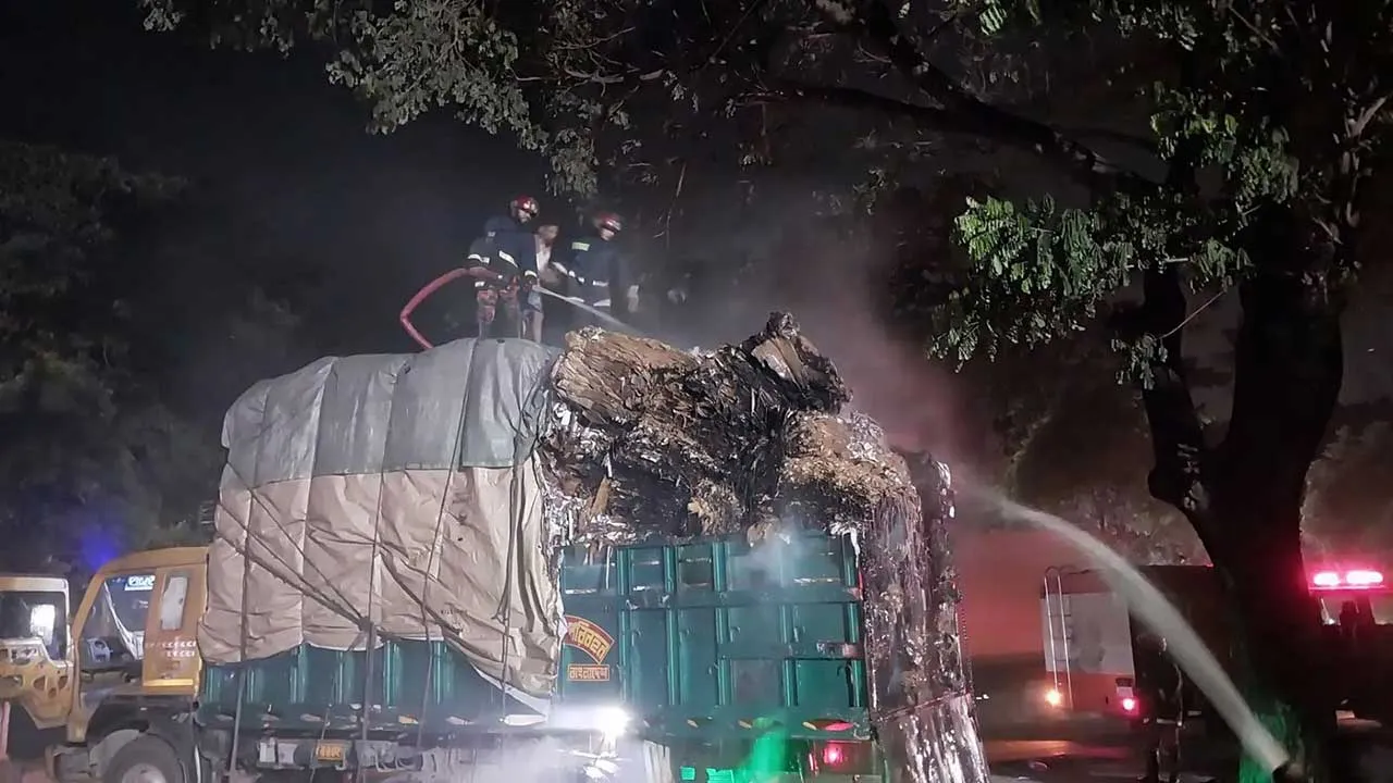 গজারিয়ায় থেমে থাকা ট্রাকে দুর্বৃত্তদের আগুন