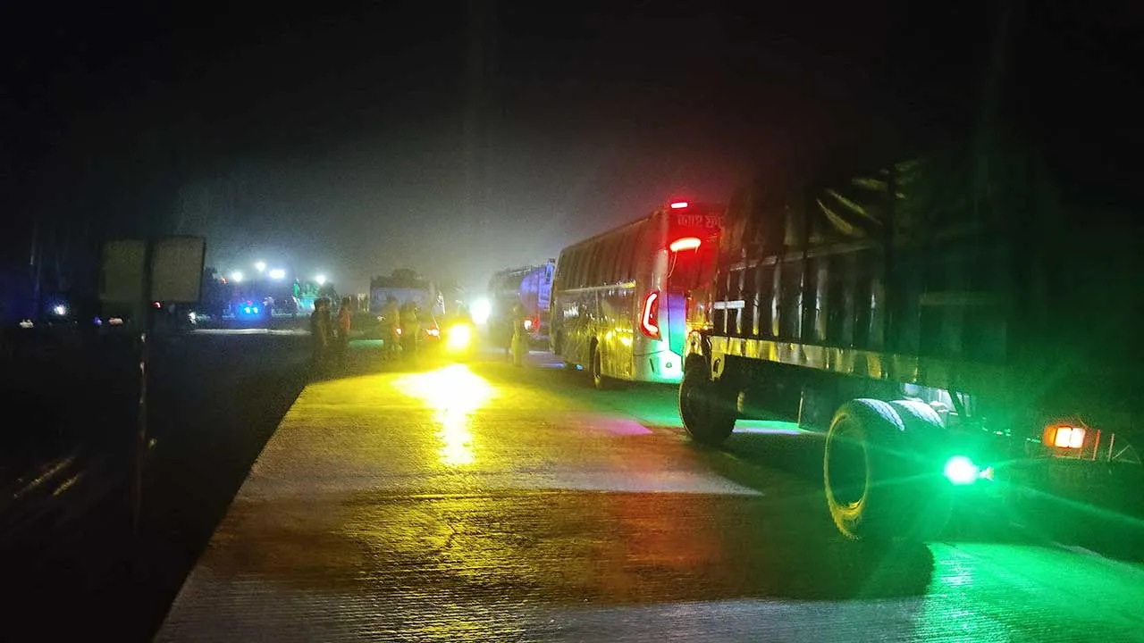 রায়গঞ্জে দুর্ঘটনায় মৃত্যু, সড়ক অবরোধ