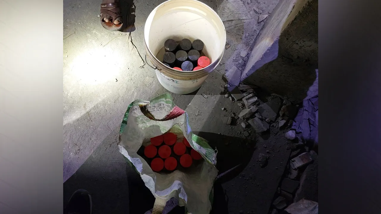 রাজশাহীতে দেশীয় অস্ত্র-ককটেল উদ্ধার