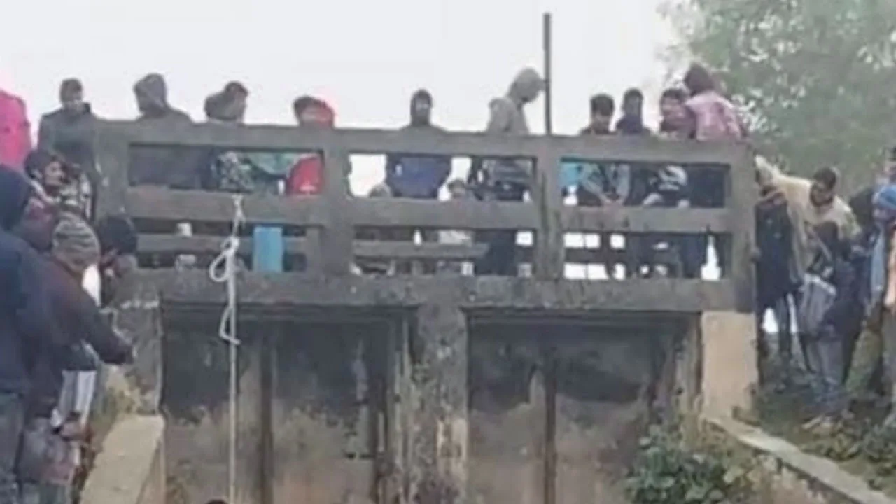 তিস্তা সেচ ক্যানেল থেকে যুবকের ঝুলন্ত মরদেহ উদ্ধার