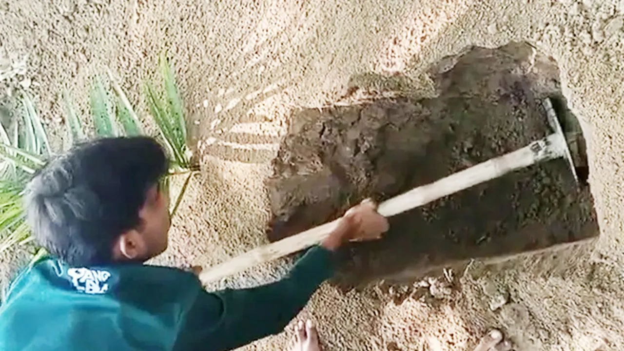 কবর থেকে উদ্ধার হলো হারানো মোবাইল