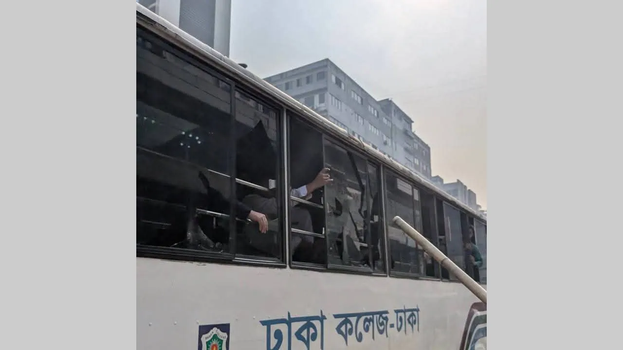 ঢাকা কলেজে দুই বাস ভাঙচুর, সব রুটে চলাচল বন্ধ