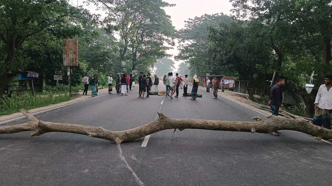 ভাঙ্গায় গাছের গুঁড়ি ফেলে মহাসড়ক অবরোধ