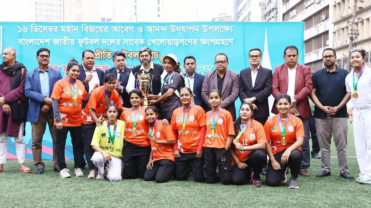 বিজয়ের দিনে মাঠে ফিরলেন নারী ফুটবলাররা