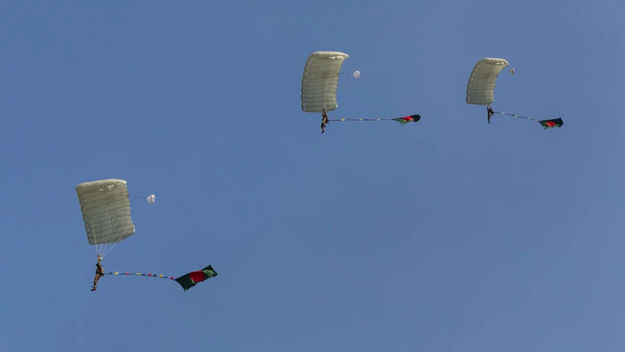 বিজয় দিবসে ৫৪ প্যারাট্রুপারের পতাকা হাতে প্যারাস্যুটিং, গড়ল বিশ্বরেকর্ড