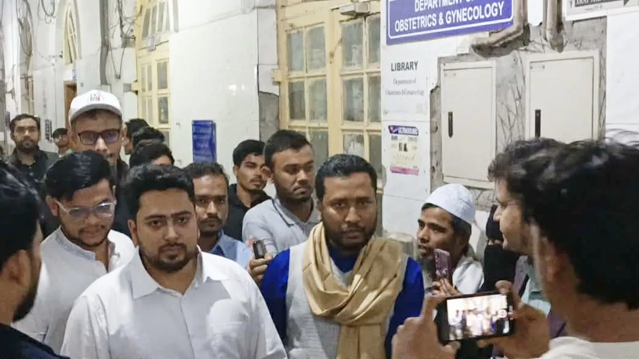 ঢামেকে ওসমান হাদিকে দেখতে গেলেন এনসিপি আহ্বায়ক নাহিদ ইসলাম