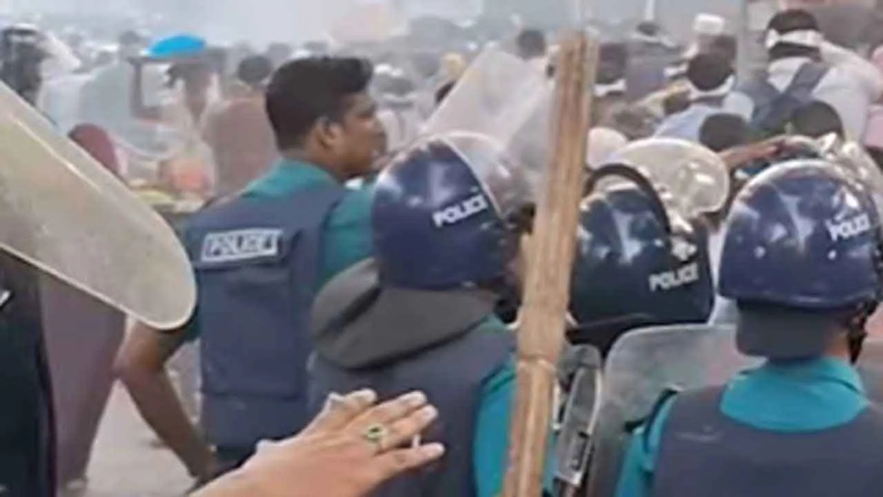 শাহবাগে প্রাথমিক শিক্ষকদের ওপর পুলিশের লাঠিচার্জ, আহত প্রায় একশ
