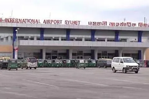 ওসমানী বিমানবন্দরে বোর্ডিং ব্রিজের সঙ্গে উড়োজাহাজের ইঞ্জিন কাভারের ধাক্কা