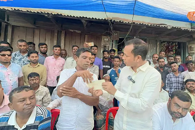 ১০ লাখ টাকার সেই চেক কর্মীকে ফেরত দিলেন বিএনপি নেতা