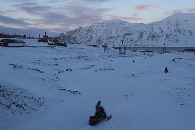 prothomalo-bangla_2025-10-26_suj8vm0z_Longyearbyen-city.-reuters