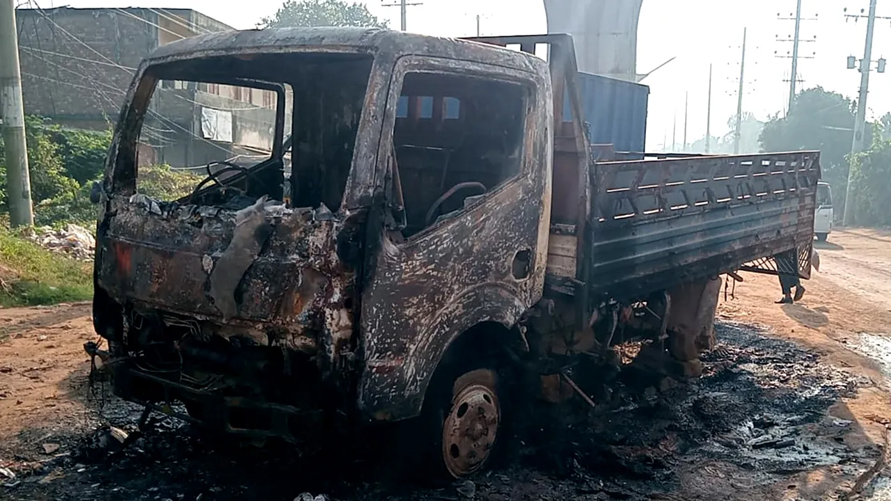 আশুলিয়ায় পার্কিং পিকআপে আগুন