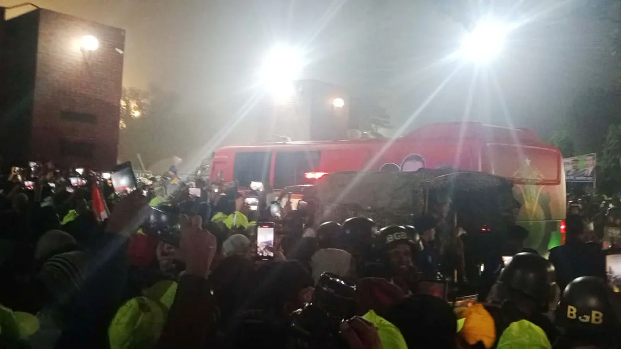 শহীদদের প্রতি শ্রদ্ধায় স্মৃতিসৌধে তারেক