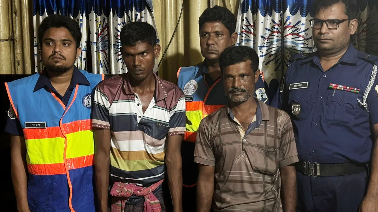 ফেরিতে ইলিশ বিক্রির কারণে দণ্ডিত দুই ব্যক্তি