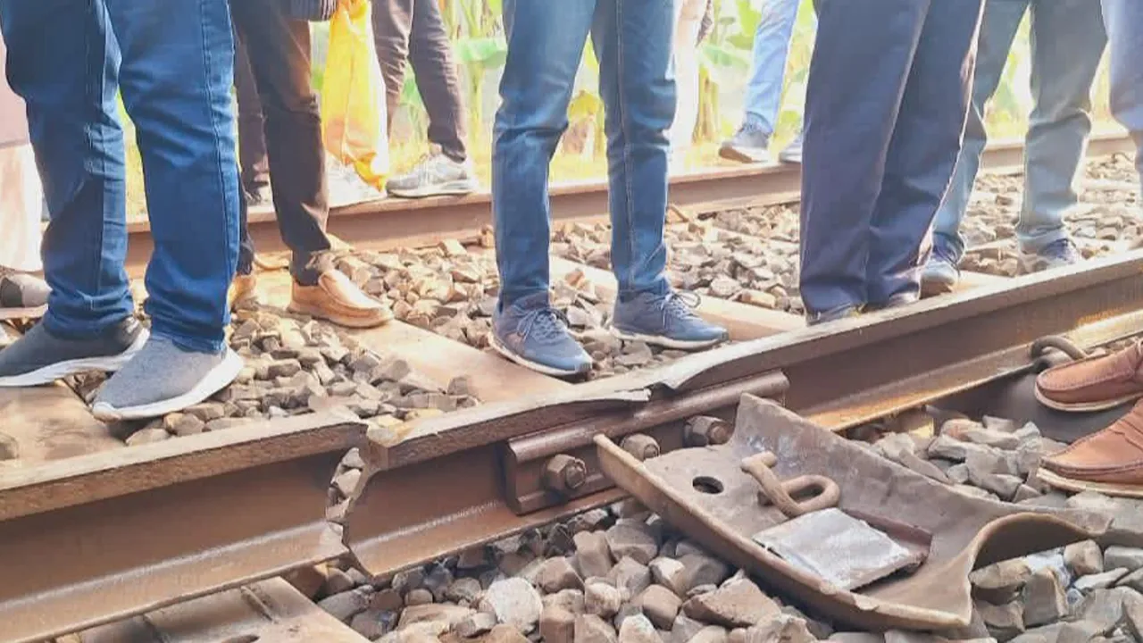 আড়ানীতে রেললাইন ভেঙে যাওয়ায় সিল্কসিটি এক্সপ্রেসের যাত্রা বিলম্ব