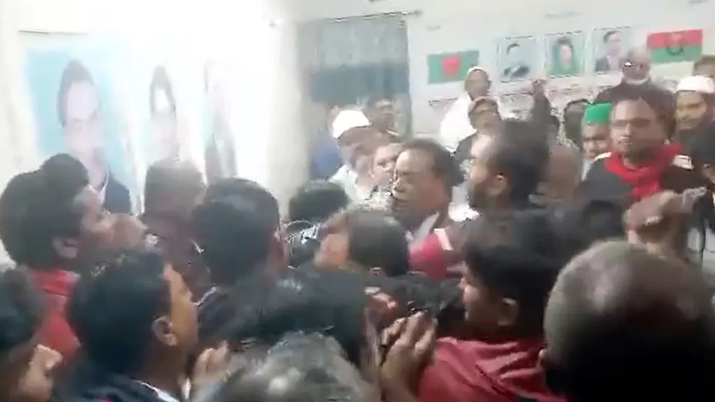 রাজশাহীতে বিএনপির দুই পক্ষের সংঘর্ষ ও হাতবোমা বিস্ফোরণ