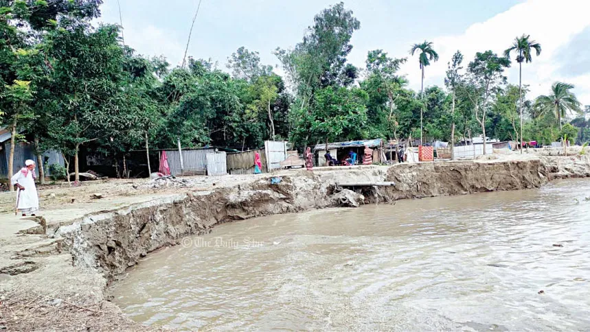 নদী ভাঙন রোধে সরকারি পদক্ষেপের দাবিতে চার কিলোমিটার মানববন্ধন
