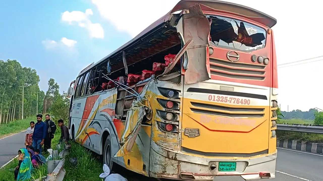 বাস-ট্রাক সংঘর্ষে প্রাণ গেল ৩ জনের, ঘটনাস্থল টাঙ্গাইল