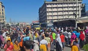 বেতন পরিশোধের দাবিতে সড়ক অবরোধে শ্রমিকরা