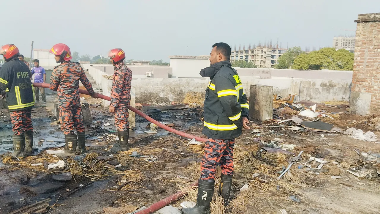 রাবির অ্যাকাডেমিক ভবনের ছাদে আগুন