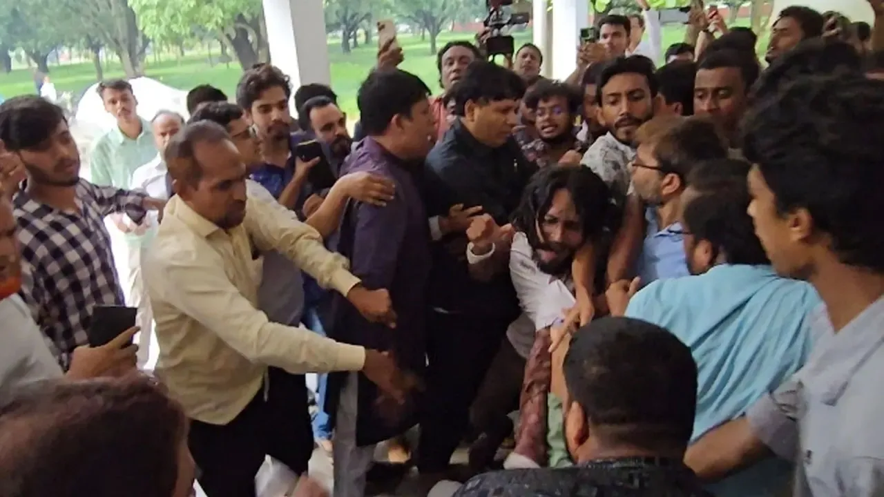 পোষ্য কোটায় উত্তপ্ত রাবি, শিক্ষক-শিক্ষার্থী সংঘর্ষে জড়ালেন