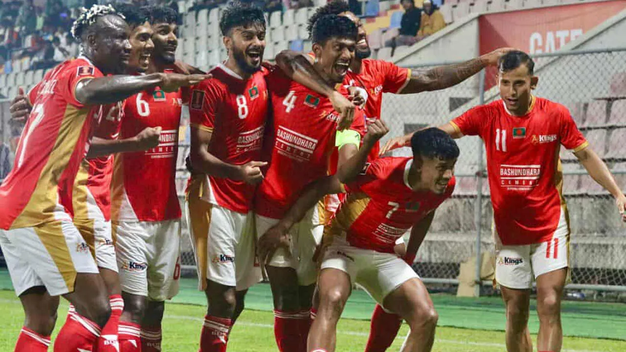 ৫ গোলের ঝড়ে শীর্ষে বসুন্ধরা কিংস