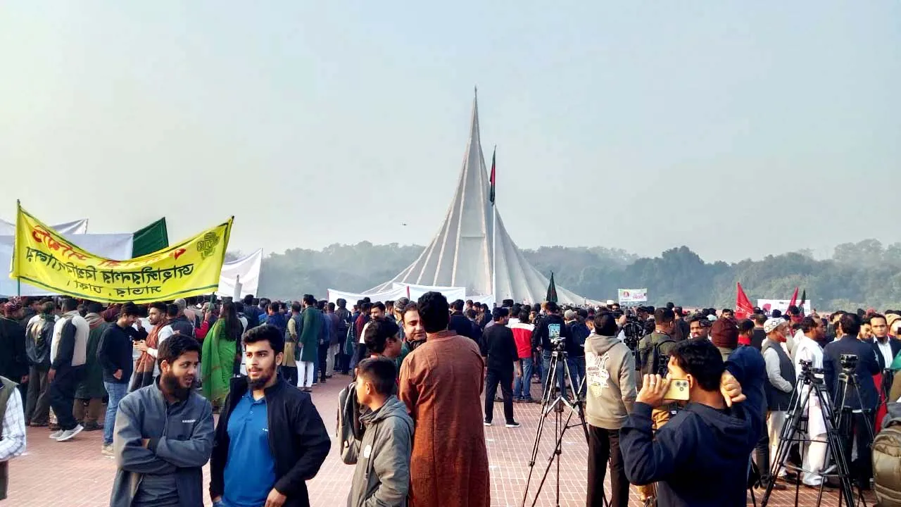 জাতির সূর্য সন্তানদের স্মরণে জাতীয় স্মৃতিসৌধে মানুষের ঢল