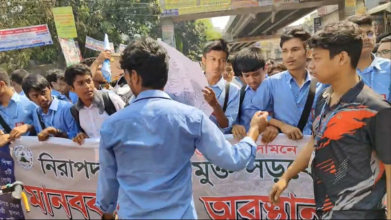 ফার্মগেটে নিরাপদ ও দখলমুক্ত সড়কের দাবিতে শিক্ষার্থীদের বিক্ষোভ