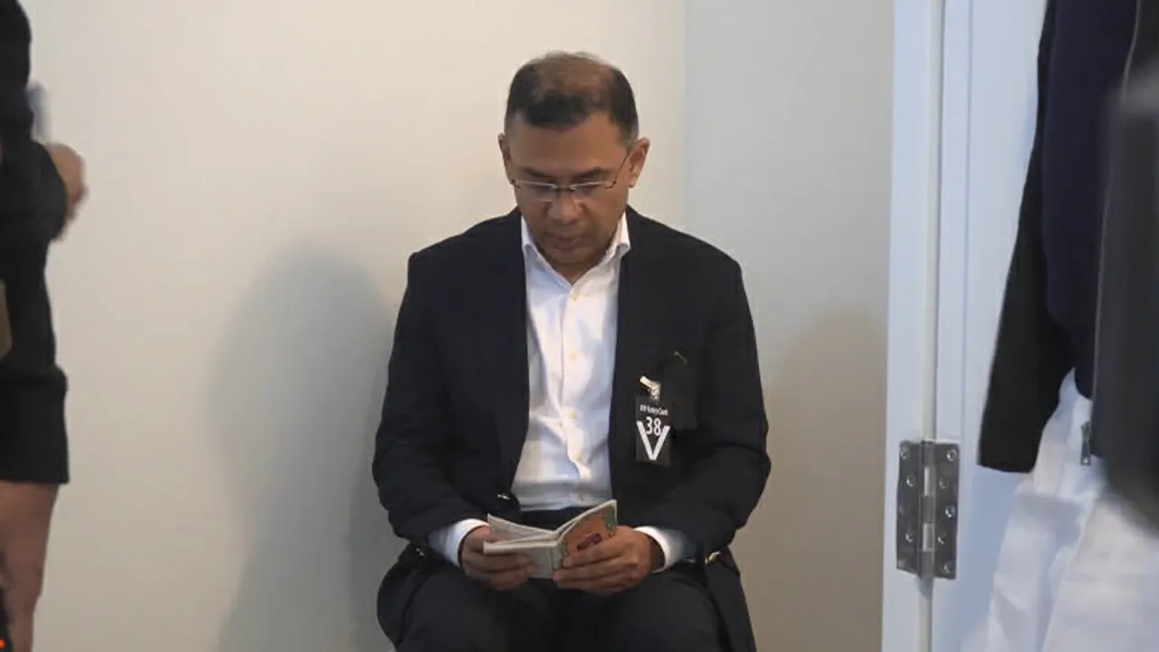 কফিনের পাশে কোরআন তেলাওয়াতে তারেক রহমান