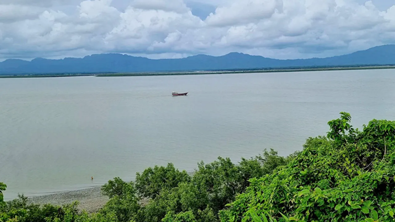 নাফ নদীতে মাছ ধরার সময় মিয়ানমার থেকে ছোড়া গুলিতে জেলে আহত