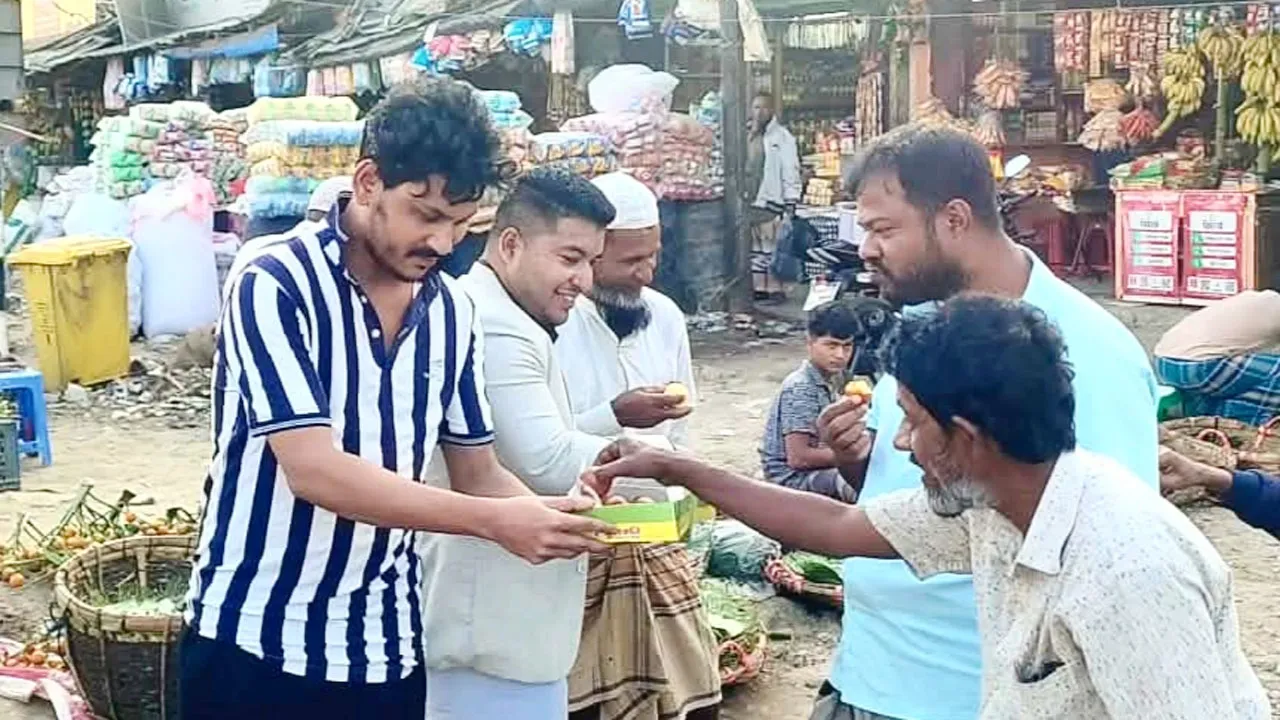 তারেক রহমানের ‘স্বদেশ প্রত্যাবর্তন’ উপলক্ষে টেকনাফে ছাত্রদলের মিষ্টি বিতরণ