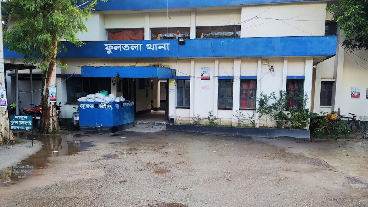 গৃহবধূ খুন খুলনায়, গলা কাটা অবস্থায় মরদেহ উদ্ধার, যুবক আটক