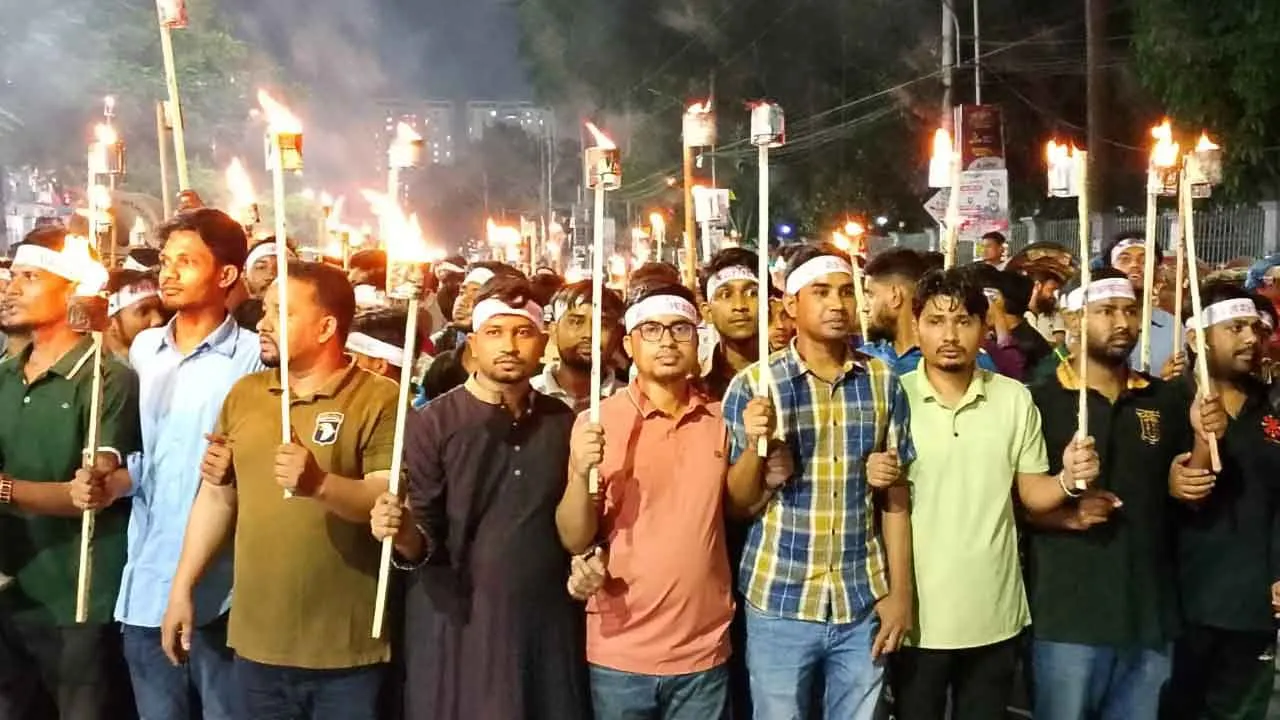 ঢাকা কলেজে তিস্তা মহাপরিকল্পনা বাস্তবায়নের দাবিতে মশাল মিছিল