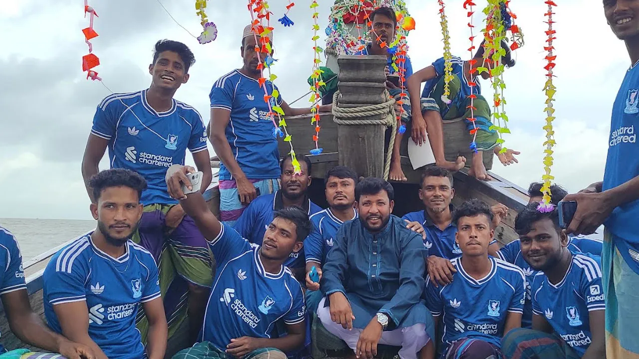 নোয়াখালী জেলেদের ট্রলার সাজিয়ে উৎসবমুখর ফেরা