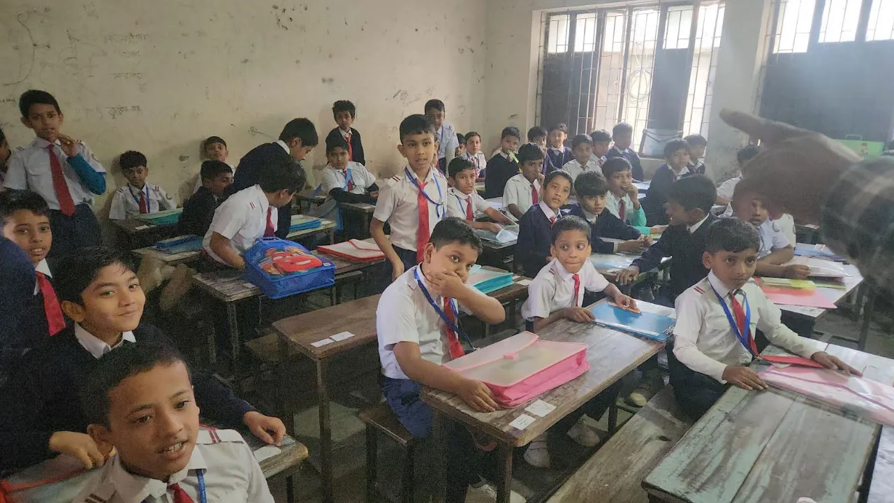 শিক্ষকদের আন্দোলনে দেরিতে শুরু পরীক্ষা