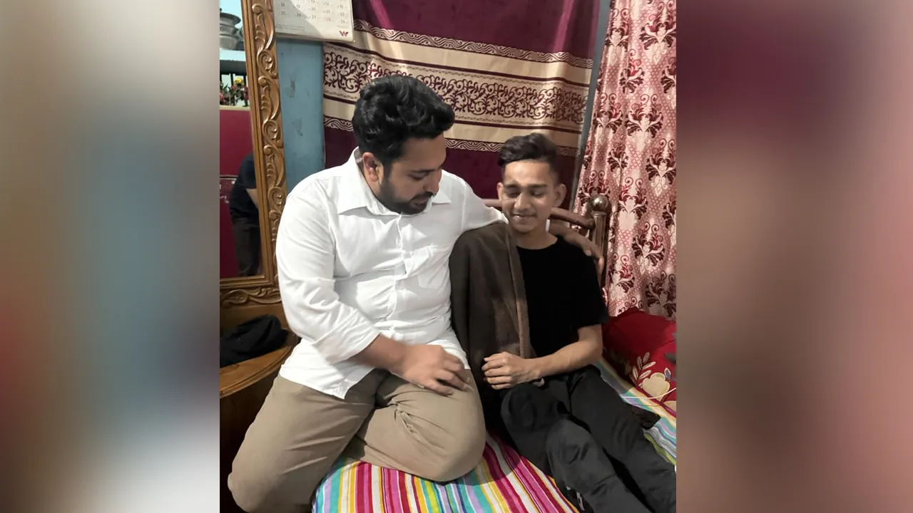 নাহিদ ইসলাম সাক্ষাৎ করলেন আহত জুলাই যোদ্ধা আতিকুলের সঙ্গে