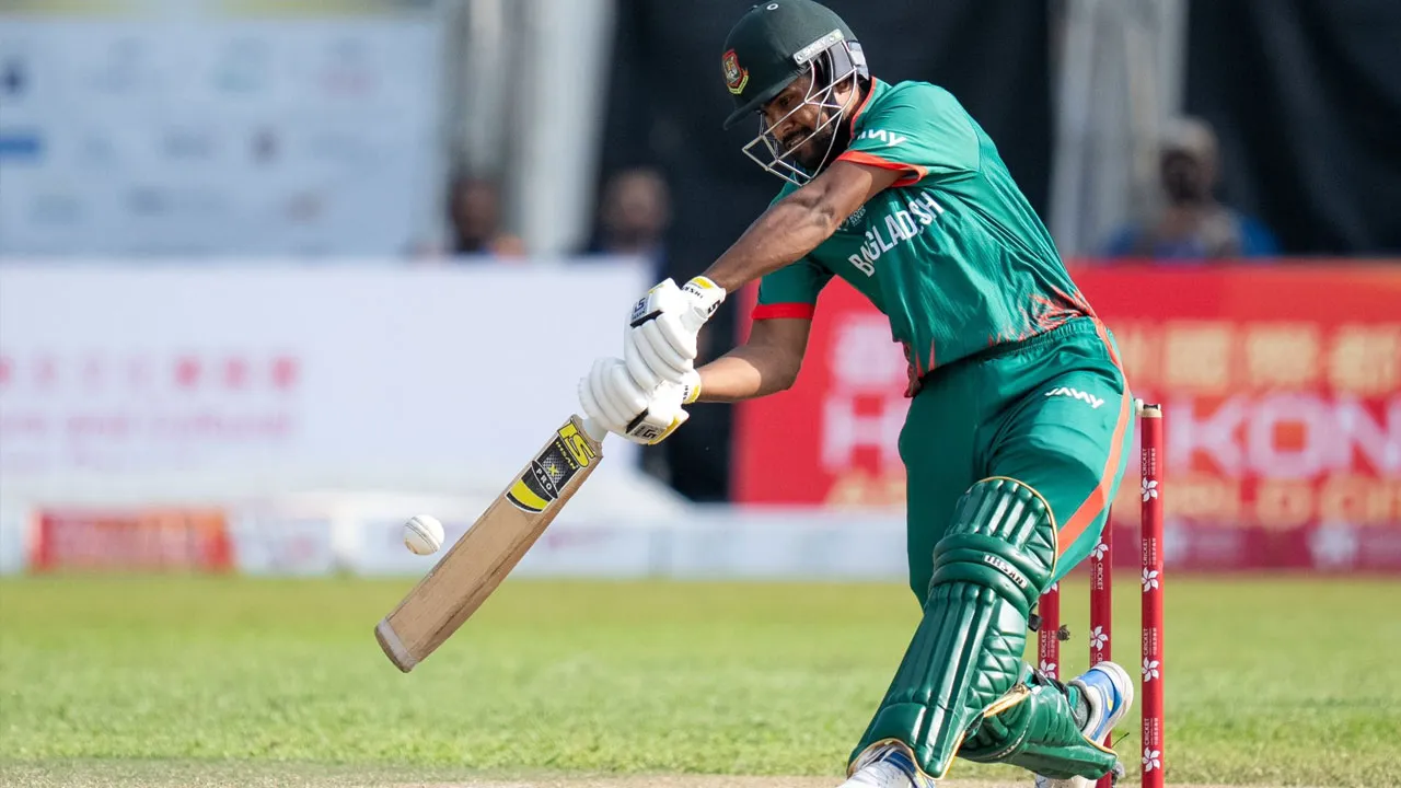 এক ওভারে ৫ ছক্কায় ইতিহাস গড়লেন আকবর