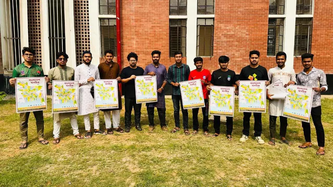 মুজিব হলে শিক্ষার্থীদের মাঝে মানচিত্র বিতরণ উদ্যোগ