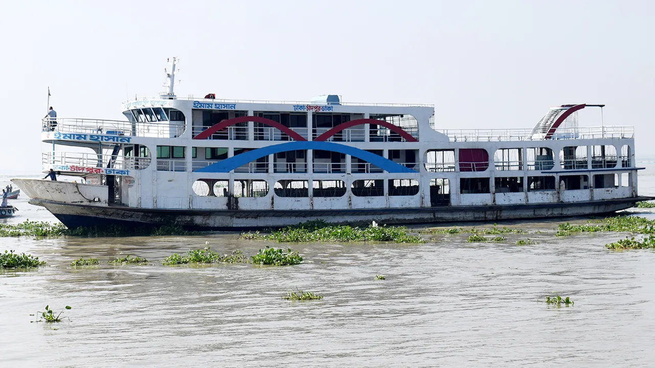 ঘন কুয়াশায় বন্ধ নৌযান চলাচল