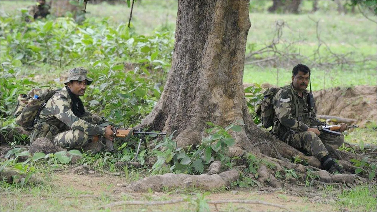 ছত্তিশগড়ে সংঘর্ষে নিহত ১৫, পুলিশের তিন কর্মকর্তা সহ