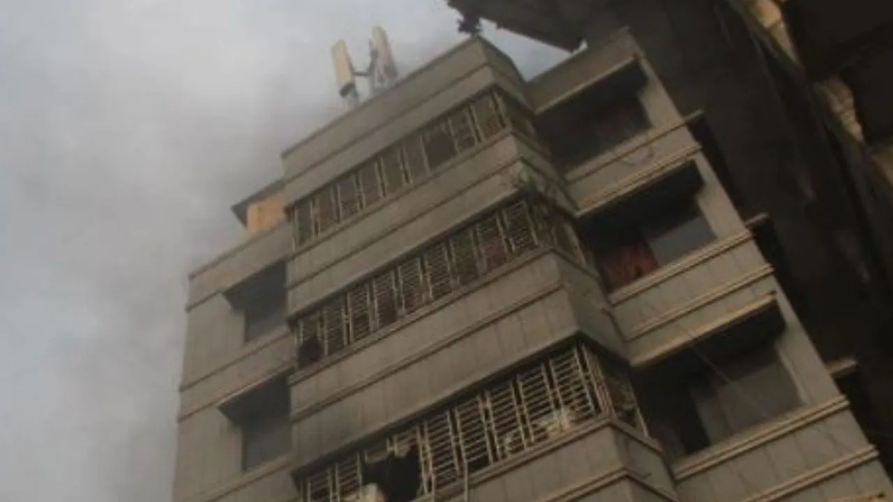 ভূমিকম্পে আরমানিটোলায় ভবন ধসে পরল